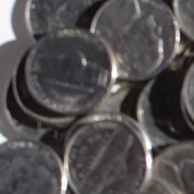 Algunas monedas de 5 centavos de 2004 se pueden vender por miles de dólares, si están en perfectas condiciones.