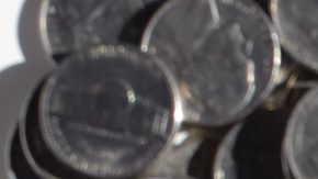 Algunas monedas de 5 centavos de 2004 se pueden vender por miles de dólares, si están en perfectas condiciones.