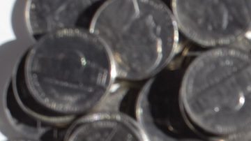 Algunas monedas de 5 centavos de 2004 se pueden vender por miles de dólares, si están en perfectas condiciones.