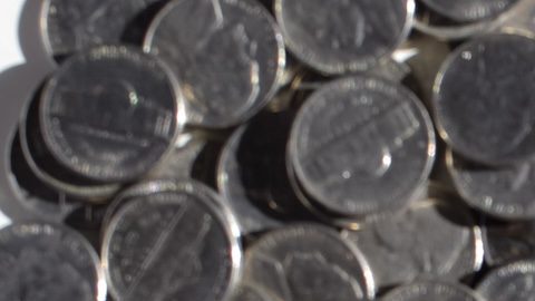 Algunas monedas de 5 centavos de 2004 se pueden vender por miles de dólares, si están en perfectas condiciones.