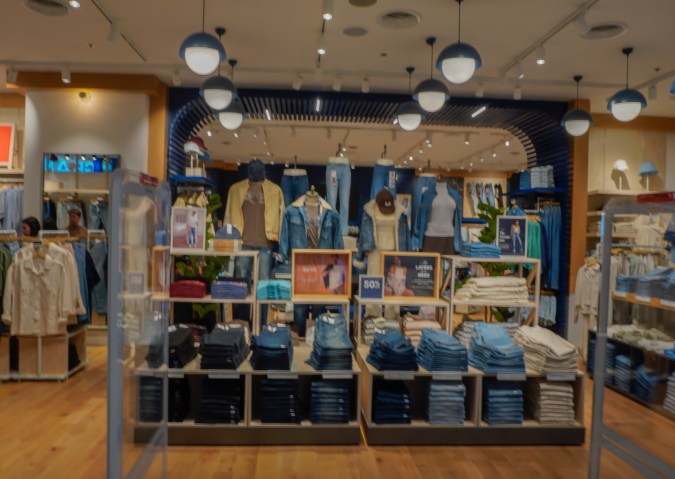 Los asociados de stock de American Eagle son parte clave de la experiencia positiva del cliente.