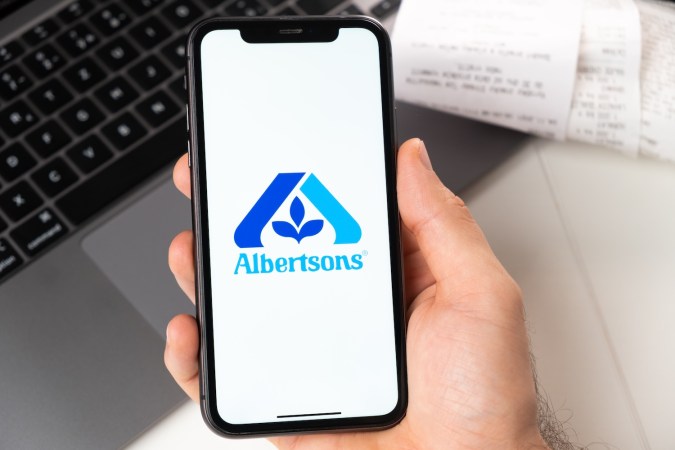 Los empleados de tienda de Albertsons son parte fundamental de la experiencia de compra de los clientes de la minorista.