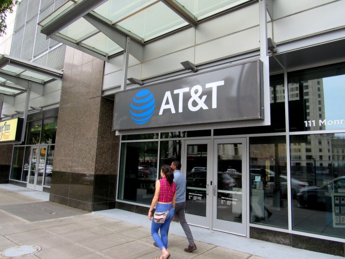 Los vendedores que hablen inglés y español son muy buscados en empresas como AT&T.