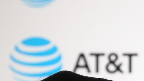 AT&T tiene decenas de vacantes para vendedores en California que hablen español e inglés.