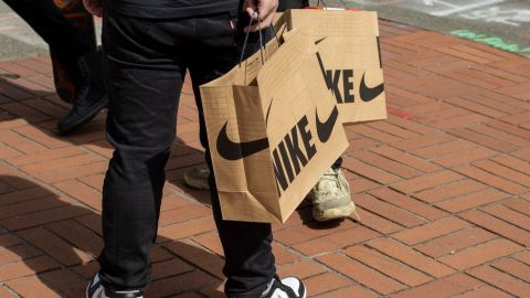 Nike tiene algunas vacantes abiertas en el estado de Nueva York para auxiliares de venta.