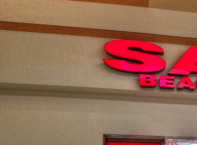 Las asesoras de belleza de Sally Beauty Supply proporcionan una experiencia óptima al cliente utilizando los comportamientos de venta de la empresa.