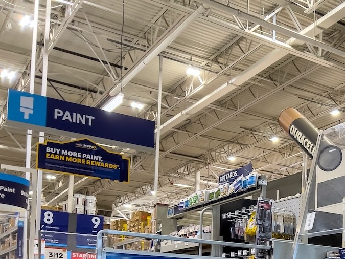 Los cajeros de Lowe's se aseguran de que cada cliente salga de la tienda con una experiencia positiva.