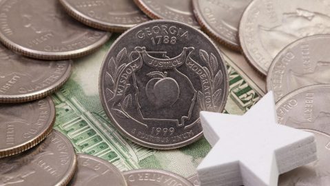 Algunas monedas de 1999 de 25 centavos del estado de Georgia pueden valer una pequeña fortuna.