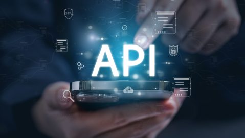 Las API son piezas de software que actúan como puente entre una aplicación y otra, pieza de hardware o base de datos de información.