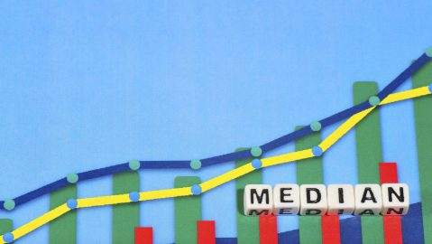 La mediana es el número que se encuentra en el medio exacto del conjunto de valores.