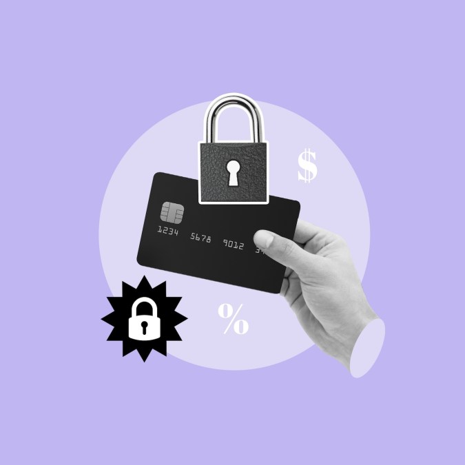 Hacer pagos con tarjeta de débito en línea requiere compartir los detalles de tu tarjeta y otros datos confidenciales, lo que deja tu información financiera vulnerable en caso de una violación de datos.