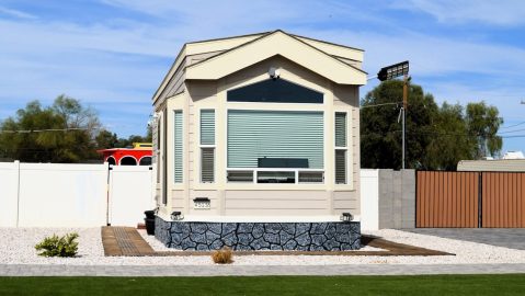 Una unidad de vivienda auxiliar (ADU) es una unidad residencial en el mismo lote que una vivienda unifamiliar.