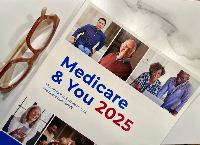 Medicare es un programa de seguro de salud federal para adultos mayores de 65 años.
