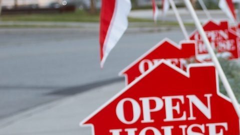 En el sector inmobiliario, una jornada de casa abierta es un momento programado en el que una casa u otra vivienda está disponible para que la visiten compradores potenciales.