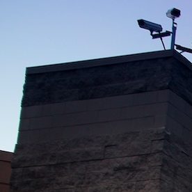 Walmart es uno de los establecimientos donde puedes comprar una money order, o giro postal; pero sus costos son menores.