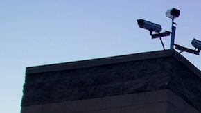 Walmart es uno de los establecimientos donde puedes comprar una money order, o giro postal; pero sus costos son menores.