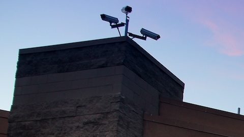 Walmart es uno de los establecimientos donde puedes comprar una money order, o giro postal; pero sus costos son menores.