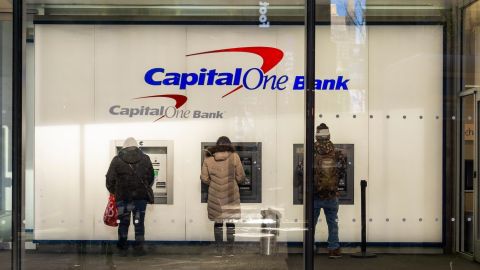 La Oficina para la Protección Financiera del Consumidor (CFPB) anunció que estaba demandando a Capital One por “estafar” a sus clientes por más de 2 mil millones de dólares en intereses.