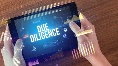 La diligencia debida es una investigación, auditoría o revisión realizada para confirmar hechos o detalles de un asunto bajo consideración.