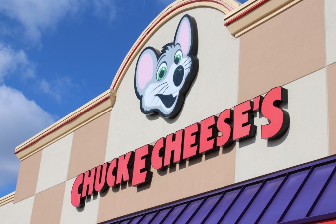 Los cocineros de Chuck E. Cheese se encargan de la fácil preparación de pizza, ensaladas y alitas.