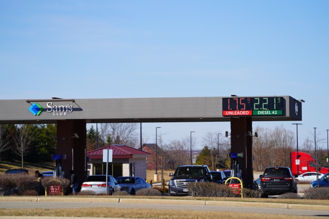 Los asociados de gasolinera de Sam's Club garantizan el cumplimiento de todas las normativas y que los estantes estén llenos de los productos favoritos de los clientes para llevar.