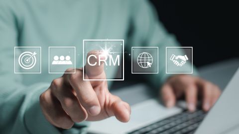 CRM es la gestión de relaciones con el cliente y se refiere a los principios, prácticas y pautas que sigue una organización cuando interactúa con sus clientes.