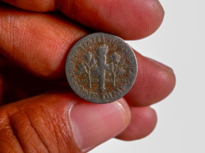 Las monedas de 10 centavos de 1956 están compuestas de 90% plata y 10% cobre.