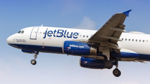 Venmo ofrece a los clientes una opción de pago fácil y segura al reservar vuelos directamente con JetBlue en línea.