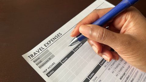 Un per diem es una asignación diaria que se paga a un empleado para cubrir los gastos en los que incurre durante un viaje de negocios.