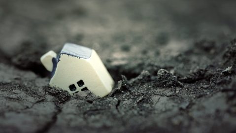 Los desastres naturales han destruido recientemente innumerables viviendas y muchos se preguntan si deben seguir pagando su hipoteca.