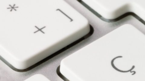 El valor en riesgo (VaR) es un término financiero usado para calcular la pérdida potencial en el valor de una cartera o inversión durante un horizonte temporal específico y un cierto nivel de certeza.