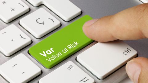 El valor en riesgo (VaR) es un término financiero usado para calcular la pérdida potencial en el valor de una cartera o inversión durante un horizonte temporal específico y un cierto nivel de certeza.