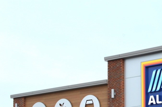 Las nuevas tiendas se abrirán mediante una combinación de crecimiento orgánico y la conversión de tiendas Winn-Dixie y Harveys Supermarket al formato ALDI.