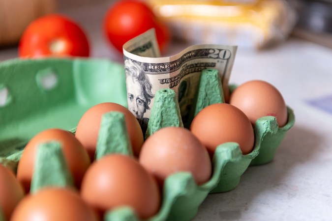 Solo en enero, el costo de los huevos en Estados Unidos aumentó más del 15% respecto al año anterior, pero no es el único alimento que ha subido de precio.