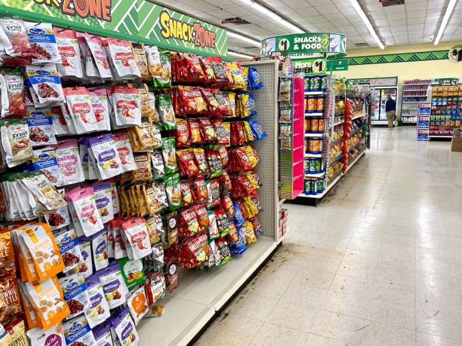 Dollar Tree tiene algunos alimentos básicos de la despensa con mejores precios que Aldi, conocido por su relación costo-calidad.