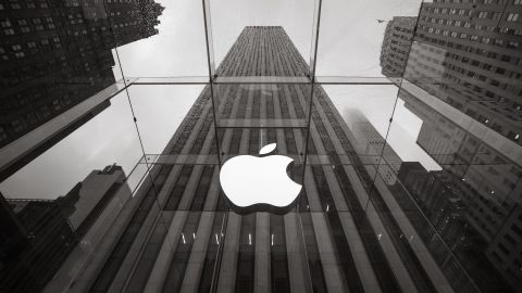 Además de los miles de empleos nuevos, el plan de Apple incluye una nueva fábrica en Texas, duplicar el Fondo de Manufactura Avanzada de EE.UU., una academia de manufactura e inversiones aceleradas en IA e ingeniería de silicio.