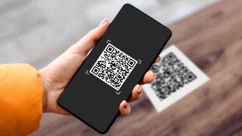 Un código QR es un tipo de código de barras que se puede escanear con un dispositivo digital y almacena información como una serie de píxeles en una cuadrícula de forma cuadrada.