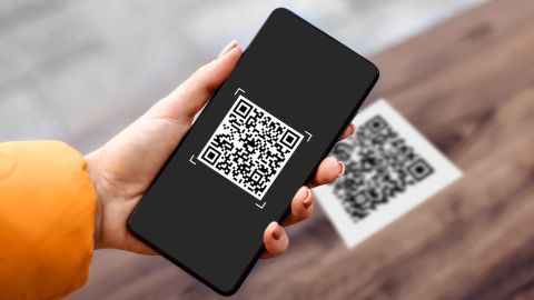 Un código QR es un tipo de código de barras que se puede escanear con un dispositivo digital y almacena información como una serie de píxeles en una cuadrícula de forma cuadrada.