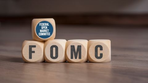 Los 12 miembros del FOMC se reúnen ocho veces al año para discutir si debería haber cambios en la política monetaria a corto plazo.