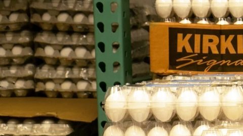 Tiendas en Estados Unidos han comenzado a restringir el número de huevos que los clientes pueden comprar en cada visita. Tiendas en Estados Unidos han comenzado a restringir el número de huevos que los clientes pueden comprar en cada visita.