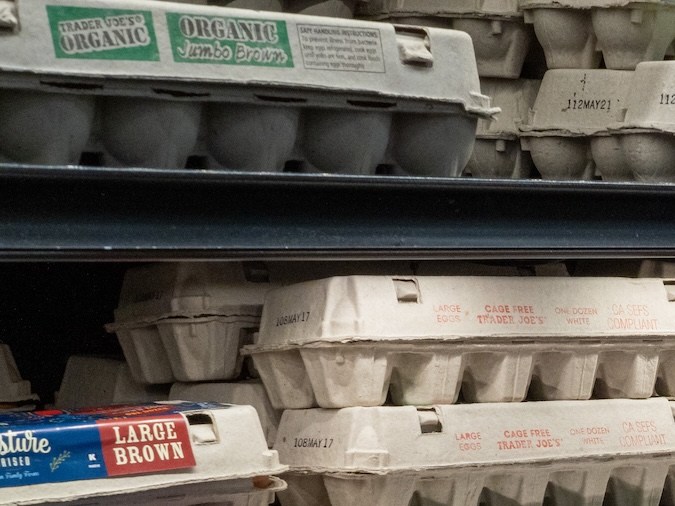 Trader Joe’s y Costco son solo dos de las minoristas que han puesto un límite de huevos que sus clientes pueden comprar, pero Kroger y Whole Foods podrían sumarse. 