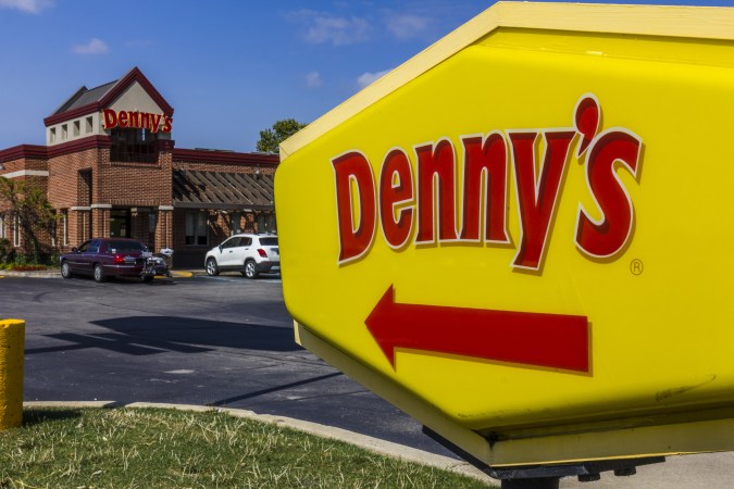 Denny's ya ha cerrado 88 de los locales que había anunciado previamente y se espera que el resto cerrará este año.