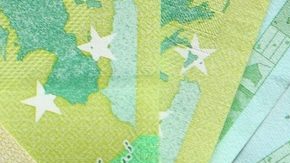 El euro es la moneda oficial de la Unión Europea (UE), adoptada por 20 de sus 27 países miembros.