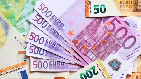 El euro es la moneda oficial de la Unión Europea (UE), adoptada por 20 de sus 27 países miembros.
