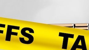 Trump declaró inicialmente una emergencia económica para imponer aranceles del 10% a todas las importaciones de China y del 25% a las de México y Canadá.