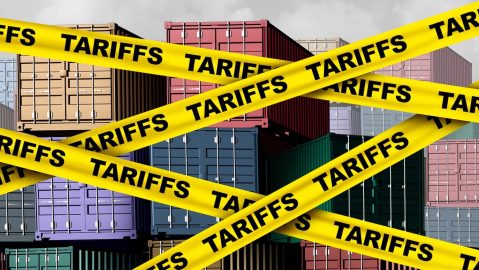 Trump declaró inicialmente una emergencia económica para imponer aranceles del 10% a todas las importaciones de China y del 25% a las de México y Canadá.