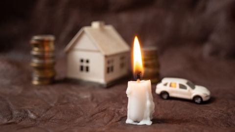 Los términos de un testamento pueden indicar que los activos del patrimonio se utilicen para pagar la hipoteca y, a veces, una póliza de seguro de vida pagará la hipoteca si el prestatario original muere.