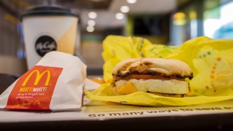 Las ofertas por el aniversario del McMuffin comienzan el primer fin de semana de marzo de 2025.