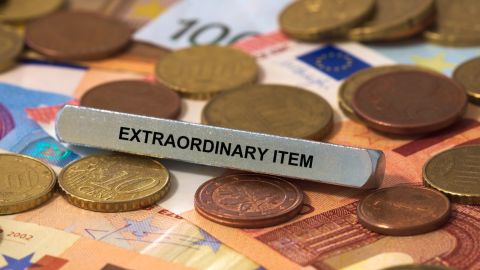Las partidas extraordinarias consistían en ganancias o pérdidas derivadas de eventos de naturaleza inusual y poco frecuente que se clasificaban, presentaban y revelaban por separado en los estados financieros de las empresas.