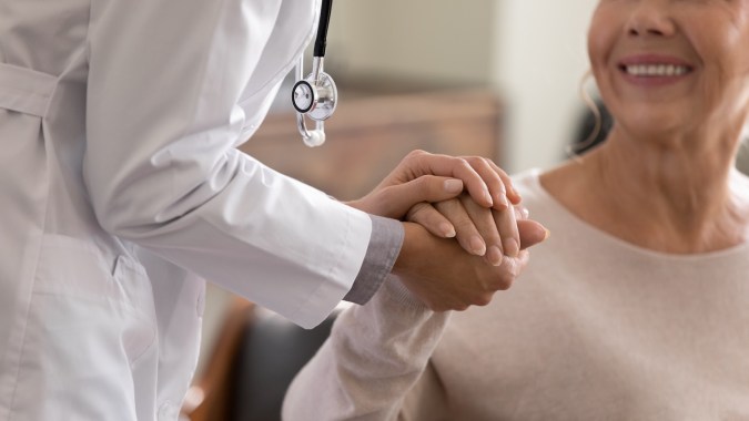 Hay millones de estadounidenses mayores que dependen de Medicare para su cobertura de salud y es importante conocer todos los detalles de cómo funciona.